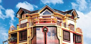 Cholets: weelderige Neo-Andeaanse architectuur