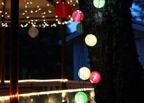 De patio opent een deur voor kleurrijke lampen