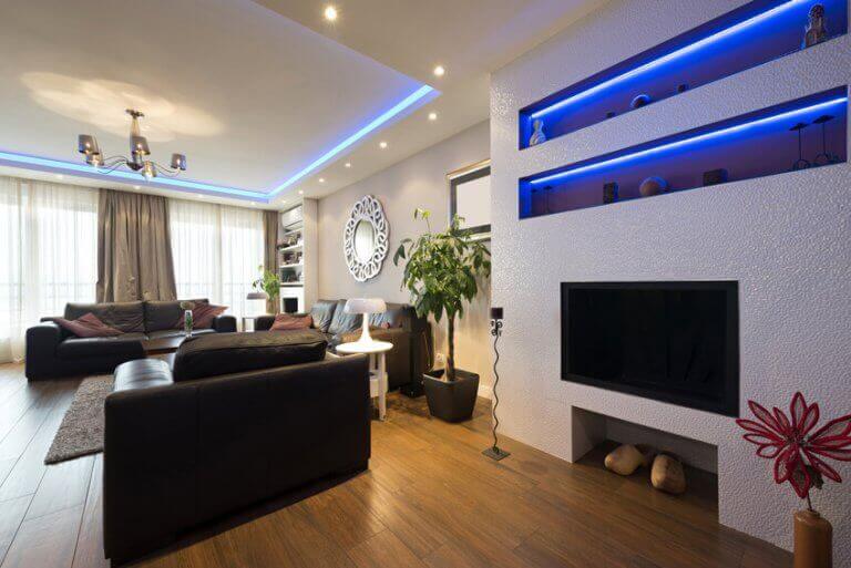 Kleurrijke indirecte verlichting in de woonkamer