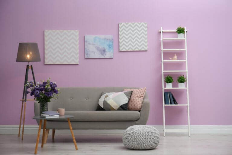 Woonkamer met lila muur