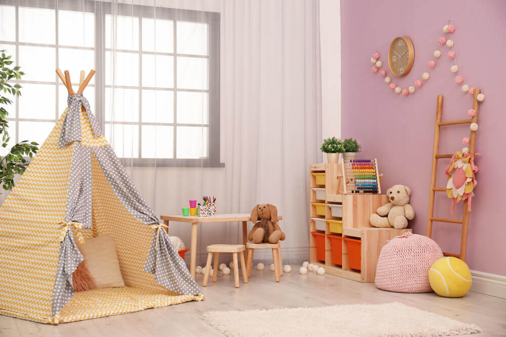Roze kinderkamer met een gele tipi