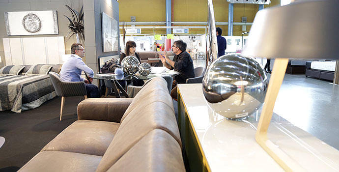 Mensen krijgen uitleg op een beurs