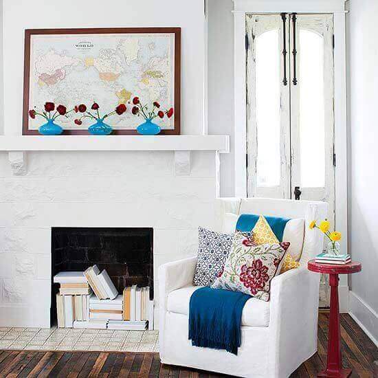 Open haard gevuld met boeken