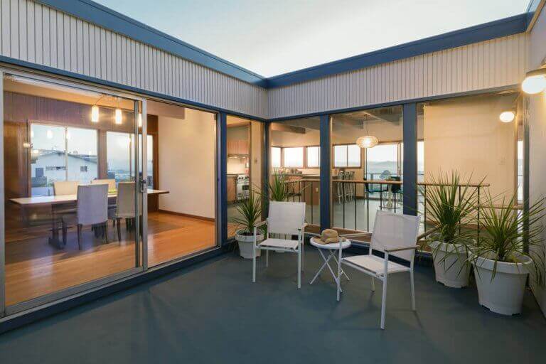 Groot terras met twee stoeltjes