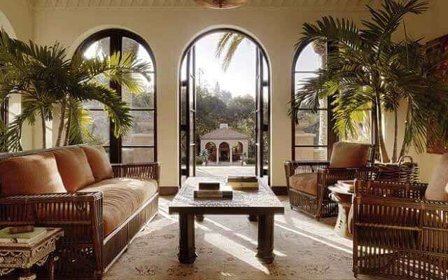 Woonkamer met grote houten banken met kussens