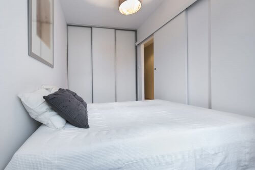 Kleine kamer met schuifdeuren