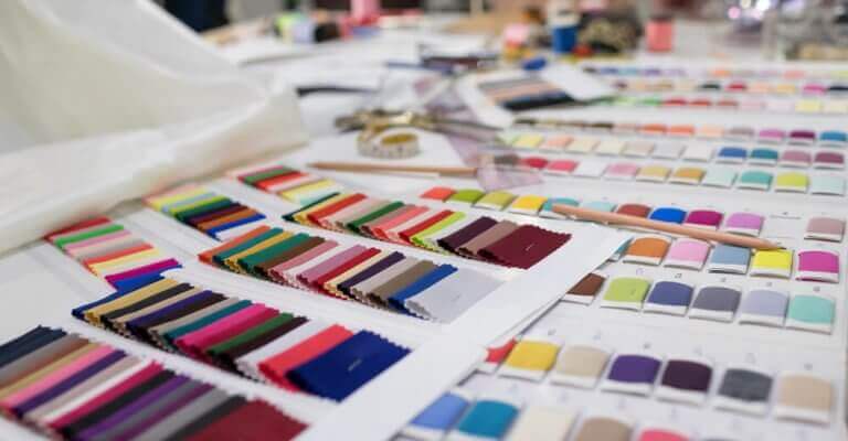 Allerlei gekleurde stukjes stof