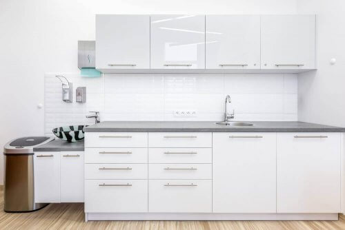 Witte keuken in een medische kliniek