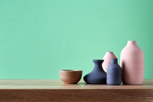 Plank met gekleurde potjes