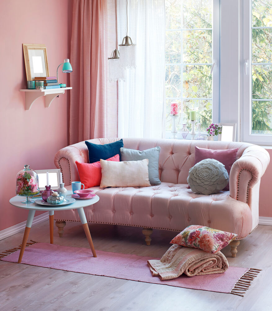 Roze muur en bank