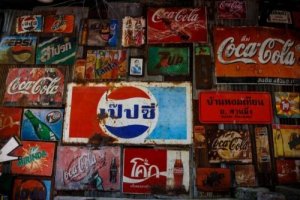 Een vintage decoratie maken met oude frisdrankmerken