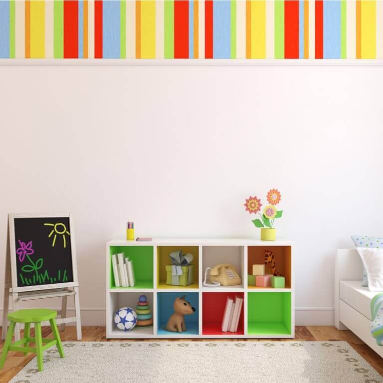 Kinderkamer met behang met strepen
