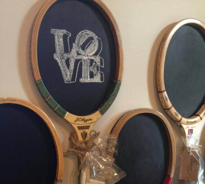 Tennisrackets als schoolborden gebruiken