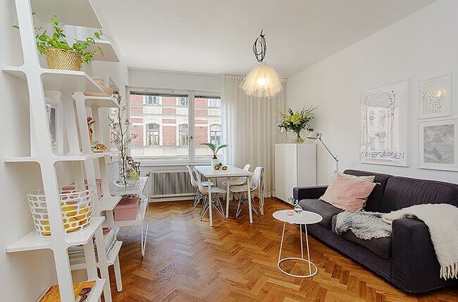 Woonkamer met kleine eettafel