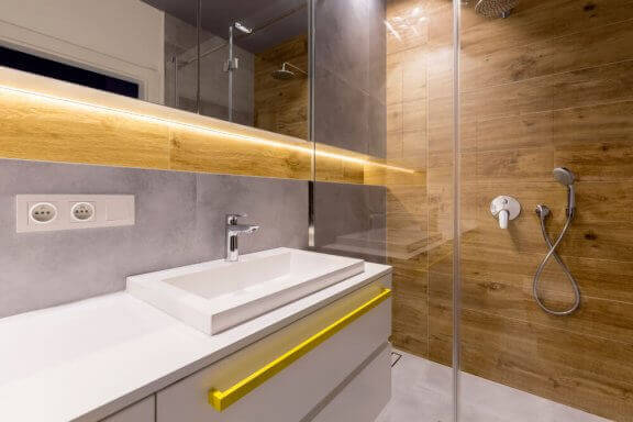 Douche met houten afwerking