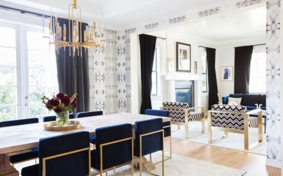Eetkamer met blauwe stoelen