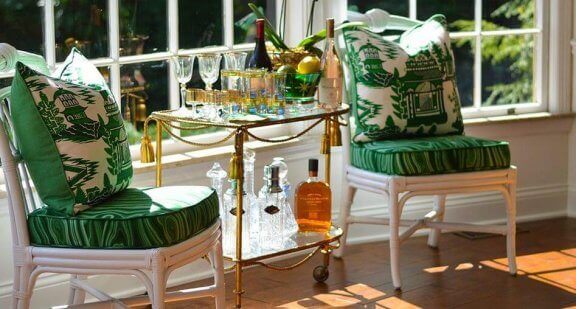 Stoeltjes met groene kussens