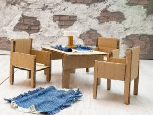 Hoe oude kartonnen dozen als decoratie te gebruiken