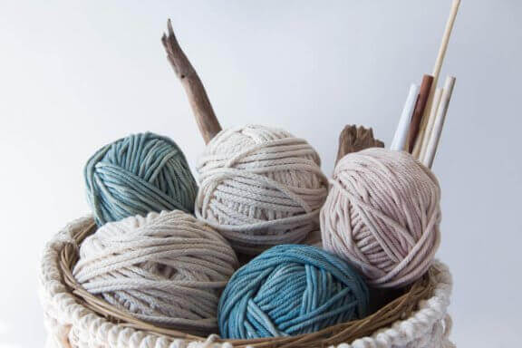 Mand met bolletjes wol