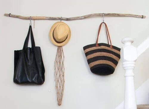 Items aan drijfhout ophangen