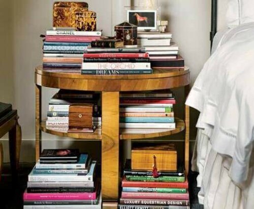 Nachtkastje vol met boeken