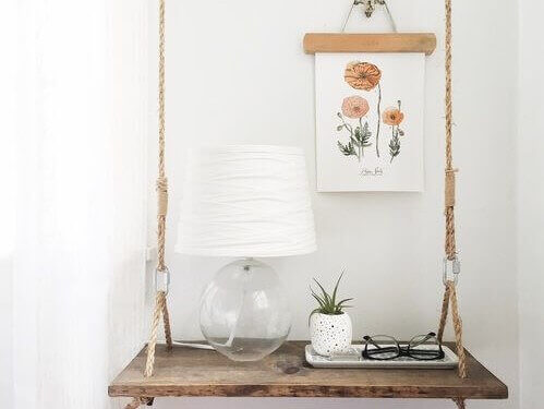 Nachtkastje aan touwen