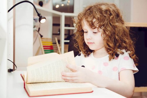 Meisje leest een boek