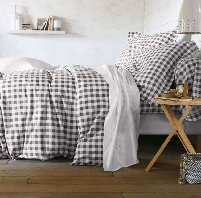 Bed met gingham overtrek