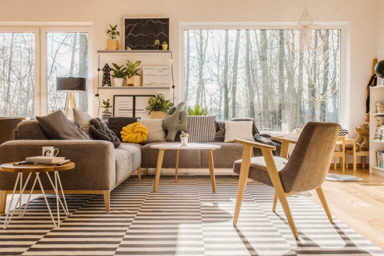 Woonkamer in warme tinten