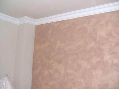 Muur met sponstechniek