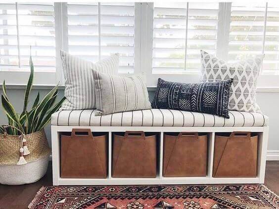 Bankje met bakken en kussens