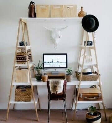 Plank tussen twee ladders