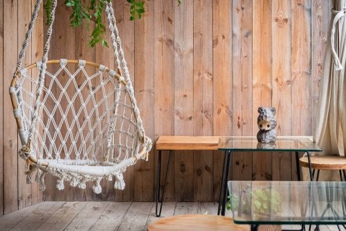 Houtenterras met een hangmat