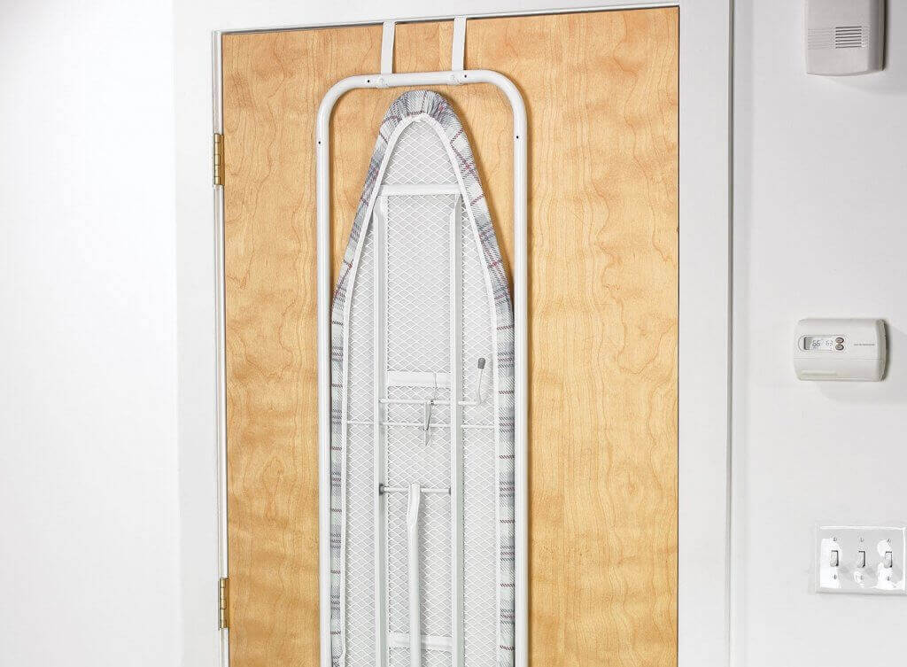 Strijkplank hangt aan haken