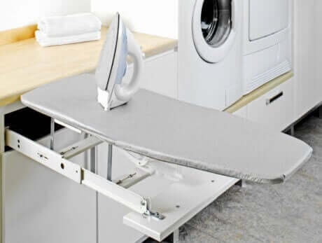 Strijkplank die uittrekbaar is