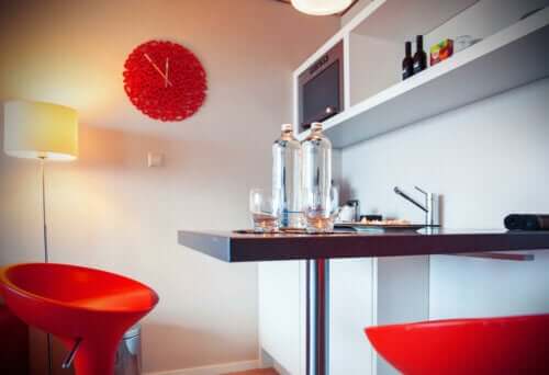 Zwarte bar met rode krukken