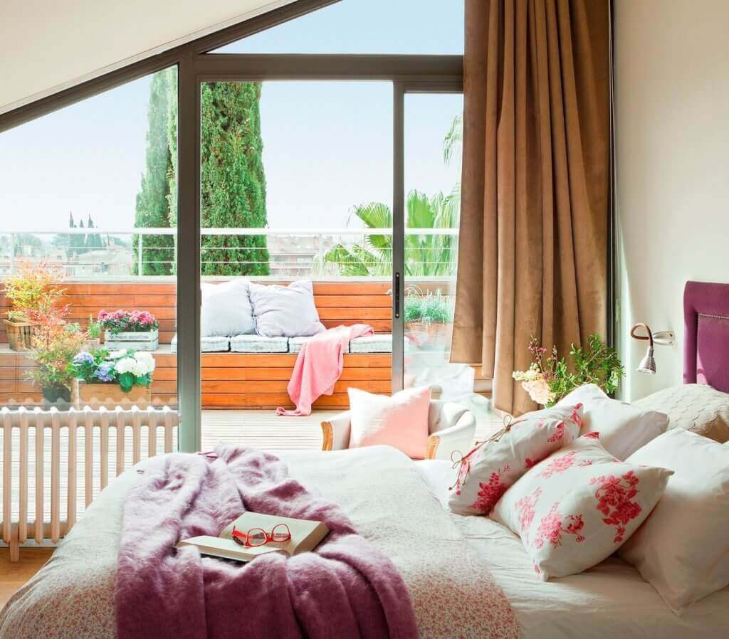 Een slaapkamer met een buitenterras