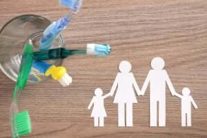 Glas met tandenborstels