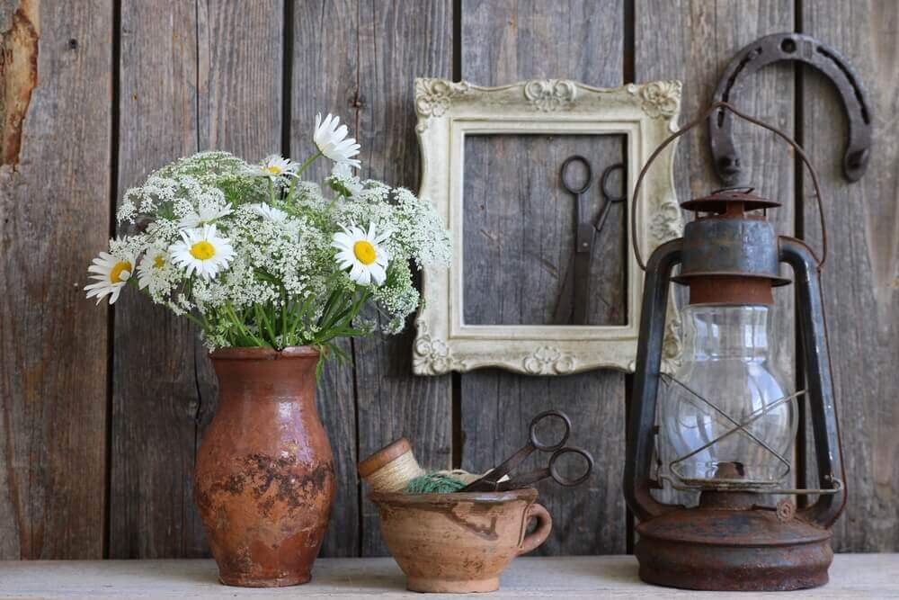 Bloemenvaas en stormlamp