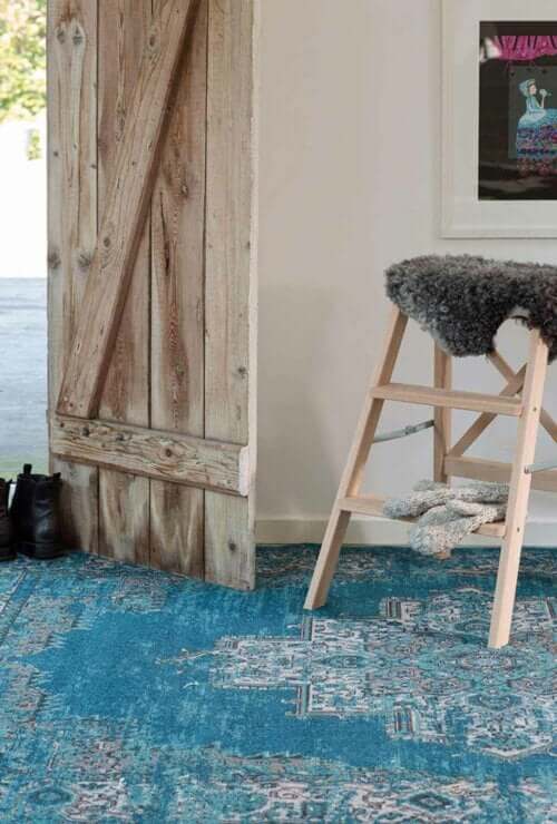 Houten meubels en een blauw kleed