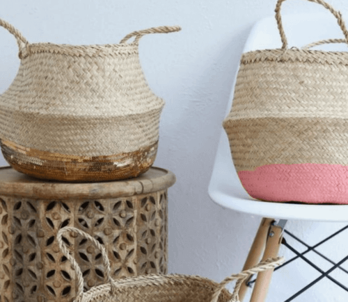 Manden op een tafeltje