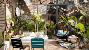 Terras met hangstoelen