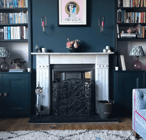 Pruisisch blauw op een woonkamermuur