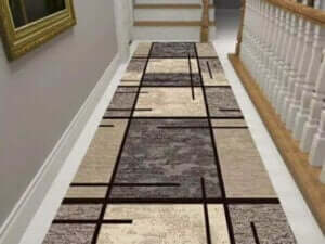 Gang met een lang tapijt