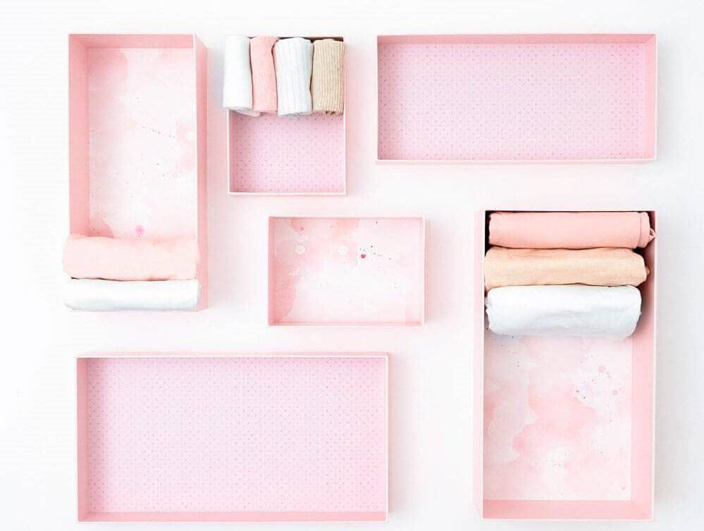 Doosjes met opgevouwen sokken