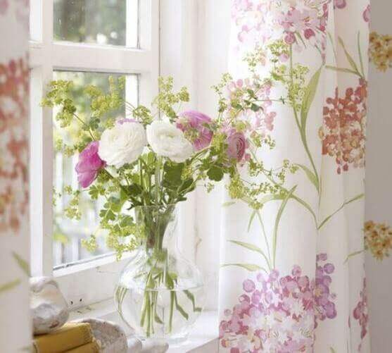 Bloemen voor gordijnen voor in de zomer