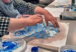 Vrouw zit te sjabloneren