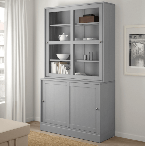 Vitrine met boeken en servies