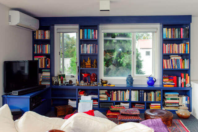 Thuisbibliotheek met blauwe muur