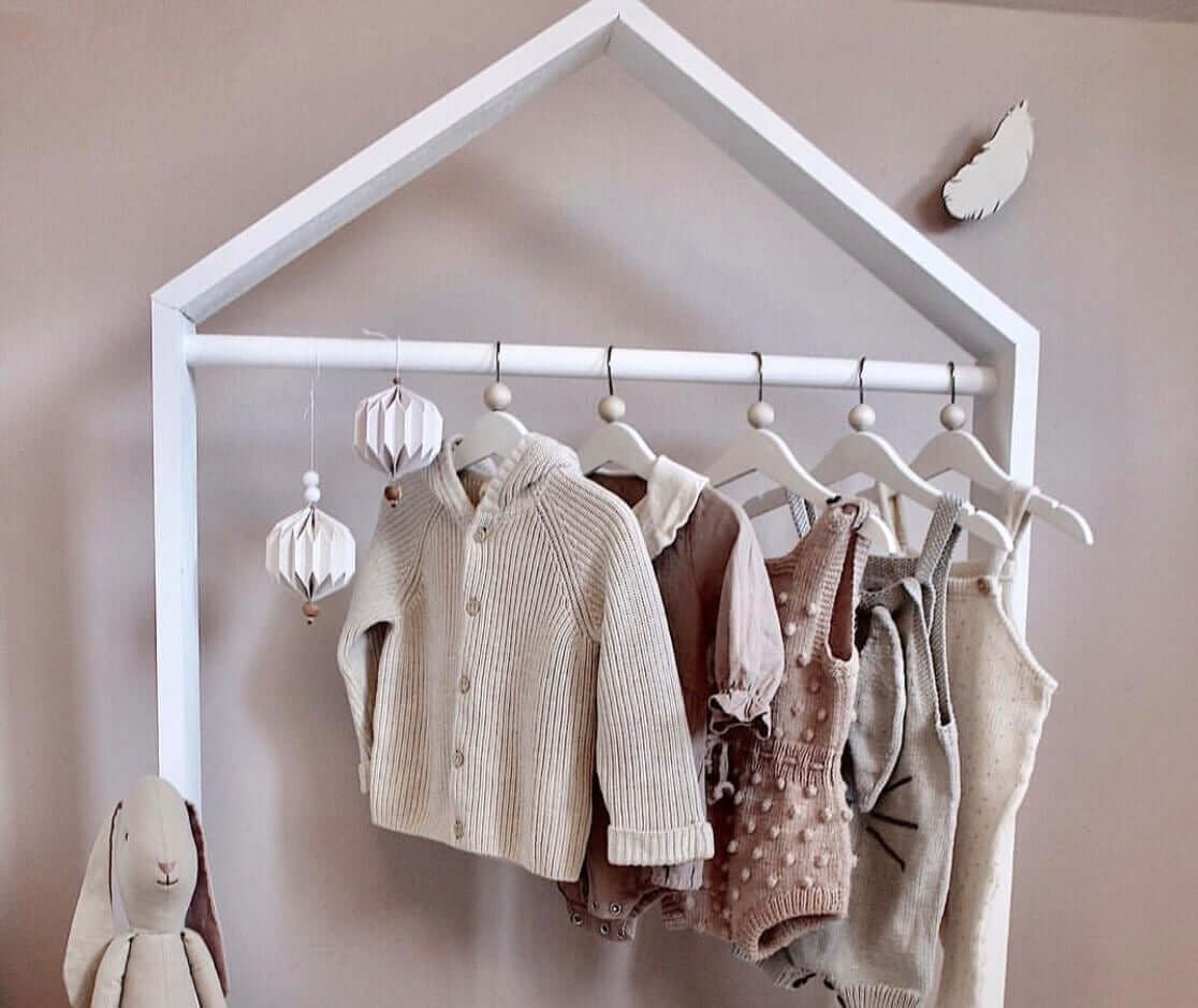 Kapstok met kinderkleding